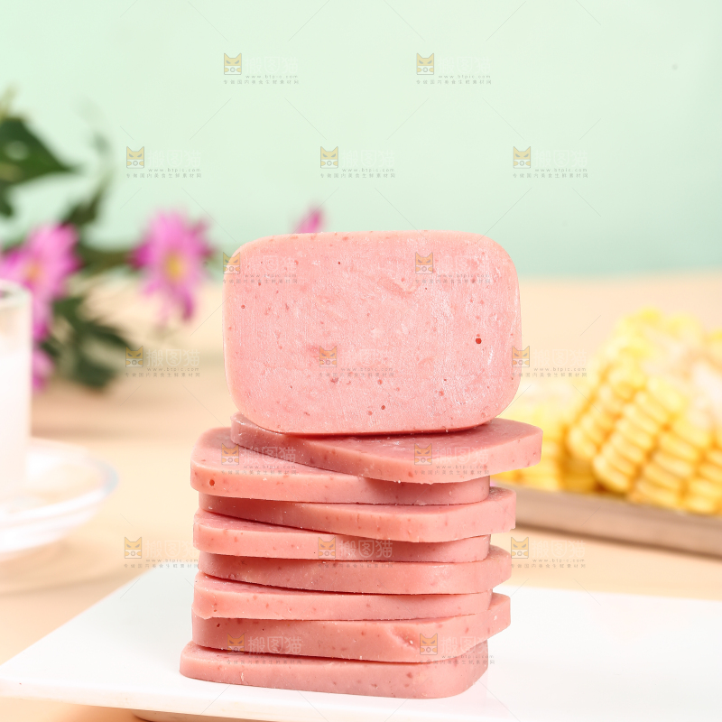 盘子里切片的午餐肉肠