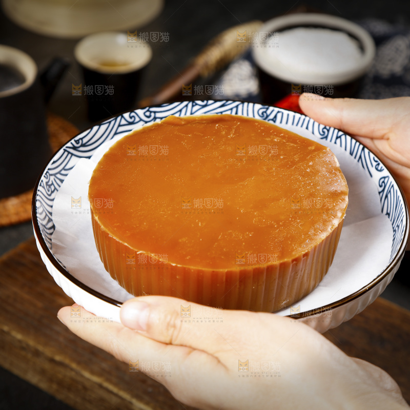 手里端着广式年糕