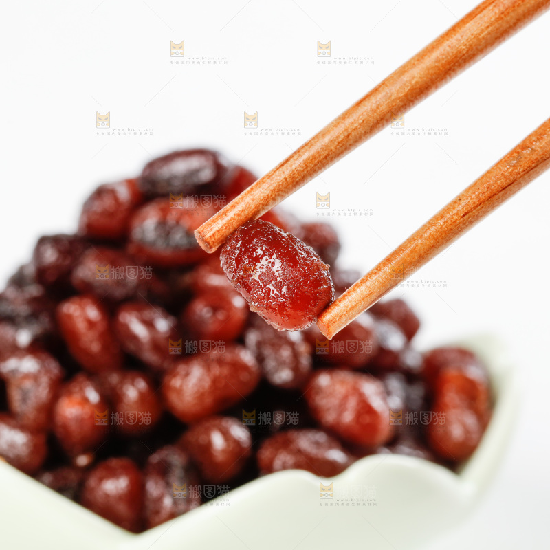 筷子上夹着糖渍红豆