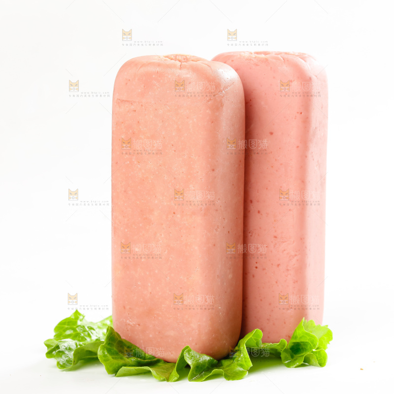 白底上放着午餐肉