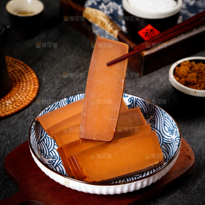 筷子上夹着潮汕甜粿
