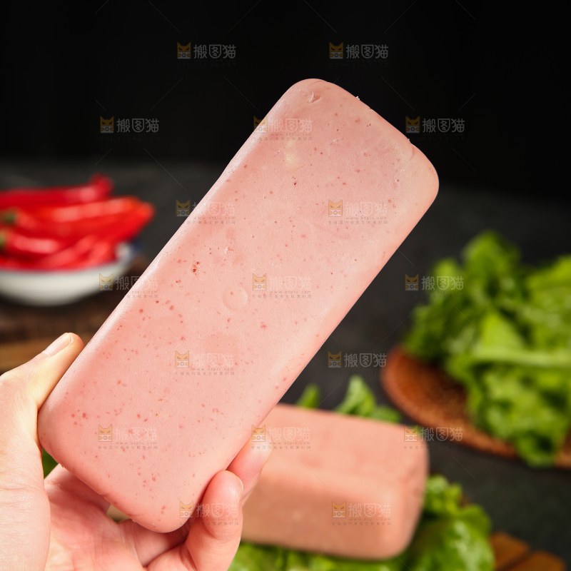 手里拿着火腿肠