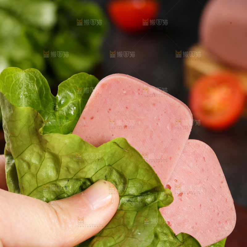 手里拿着火腿肠