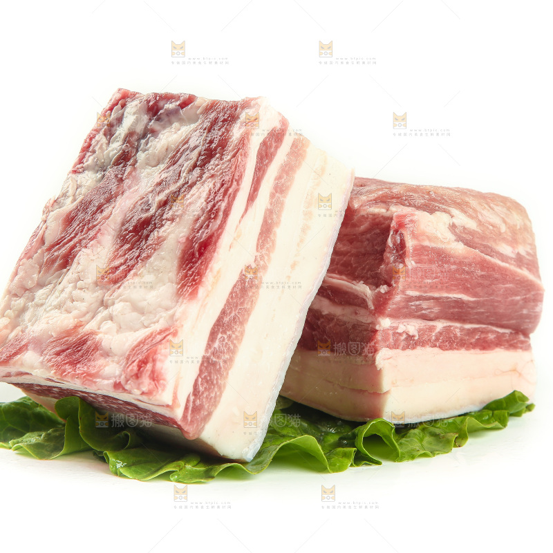 白底上放着五花肉