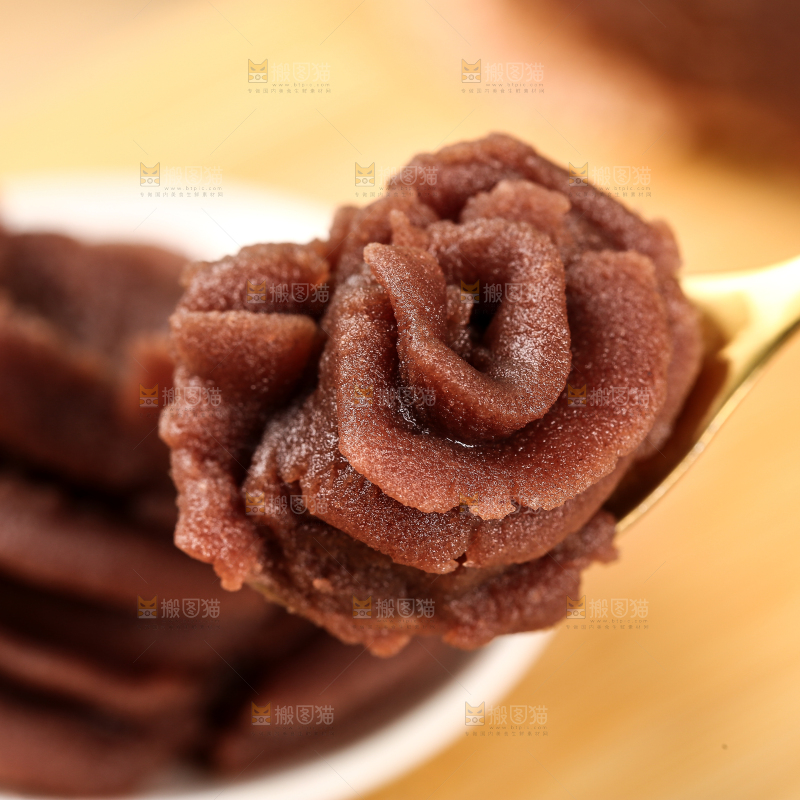 勺子上舀着红豆沙