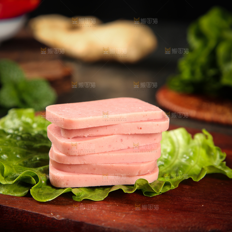 木板上放着午餐肉切片