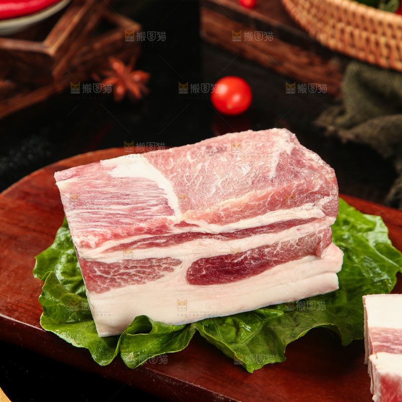 木板上放着带皮五花肉