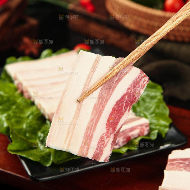 筷子上夹着五花肉片