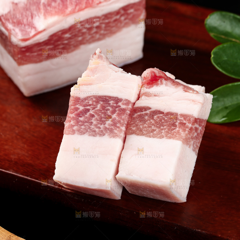 木板上放着切块的五花肉