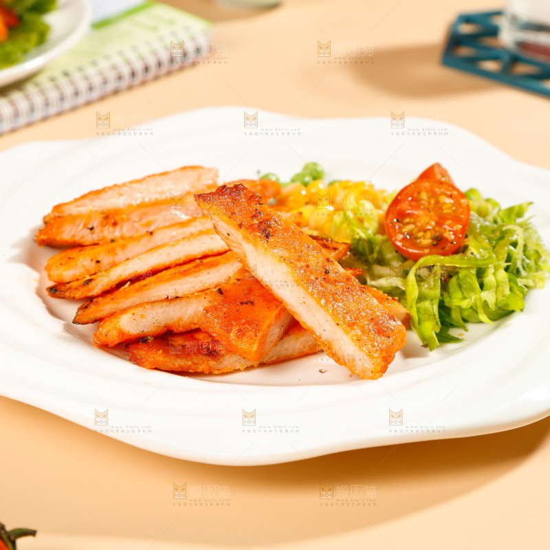 浅底上放着一盘鸡排肉