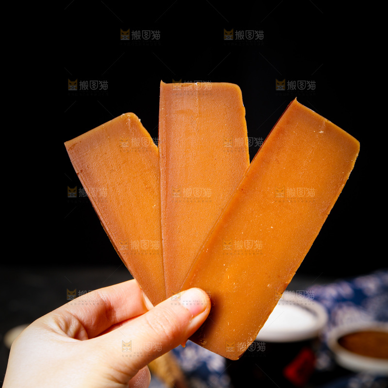 手里拿着广式年糕切块