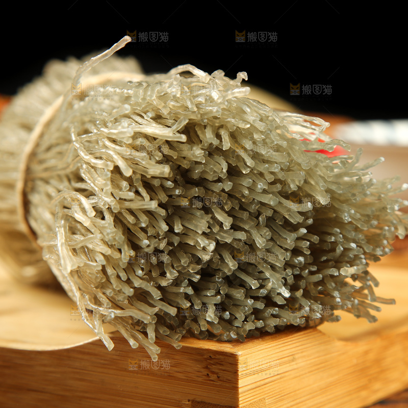 木盘里装着红薯粉