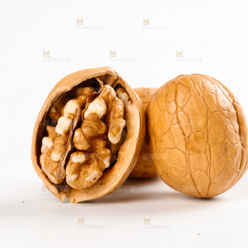 白底上放着纸皮烤核桃