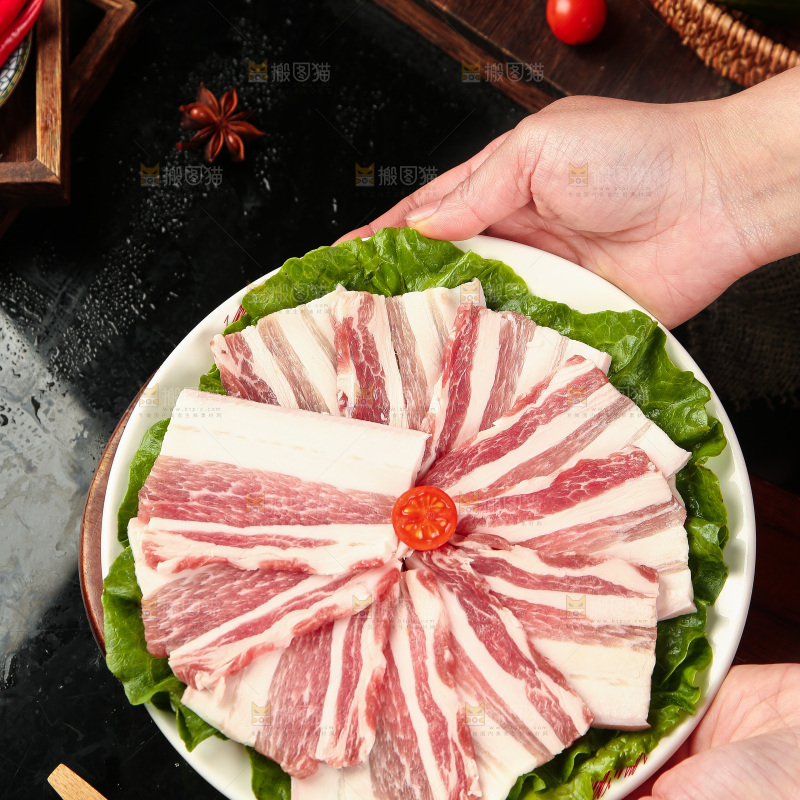 盘子里装着五花肉片