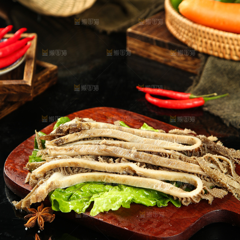 木板上放着牛百叶