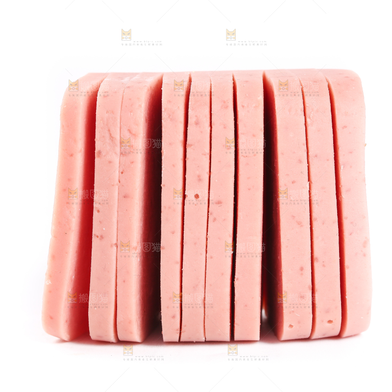 白底上放着切块的午餐肉