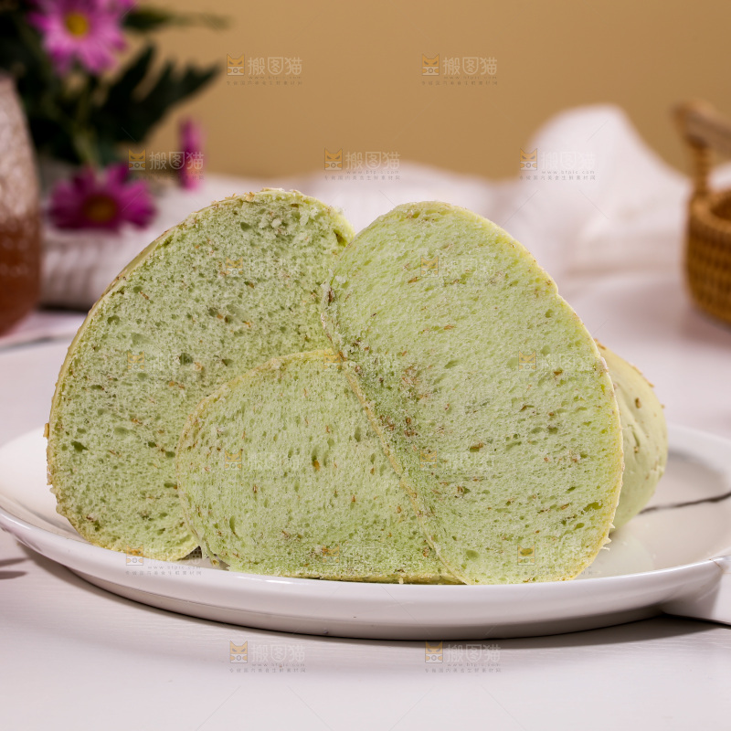 盘子里的全麦欧包
