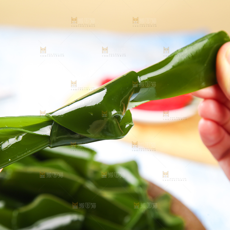 手上拿着海带结