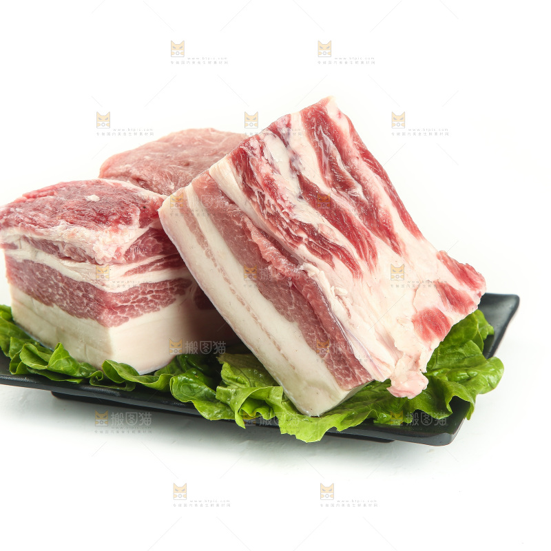 白底上放着五花肉