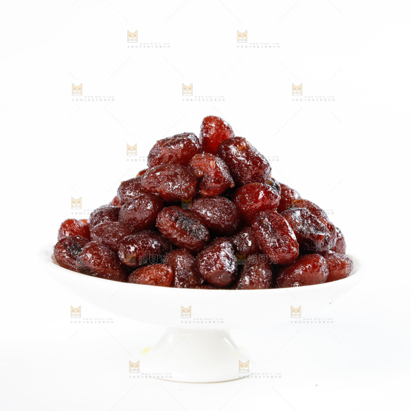白底上放着一盘糖蜜红豆