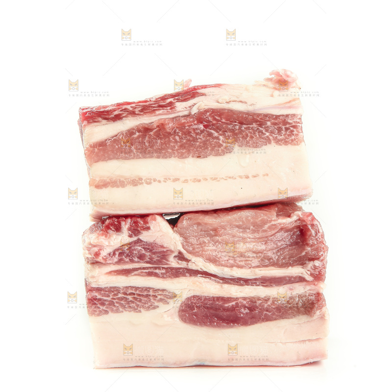 白底上放着五花肉
