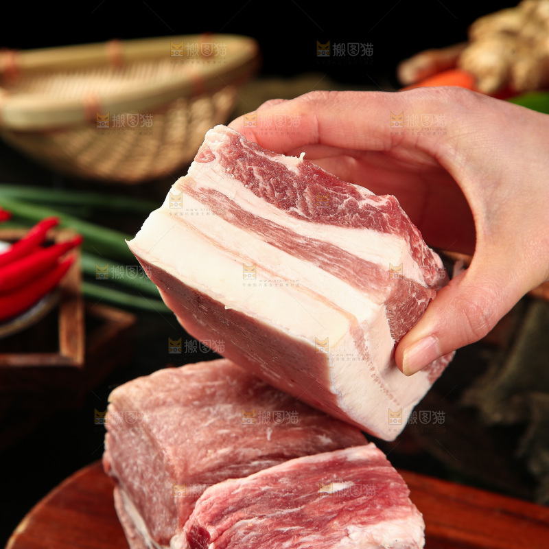 手里拿着五花肉