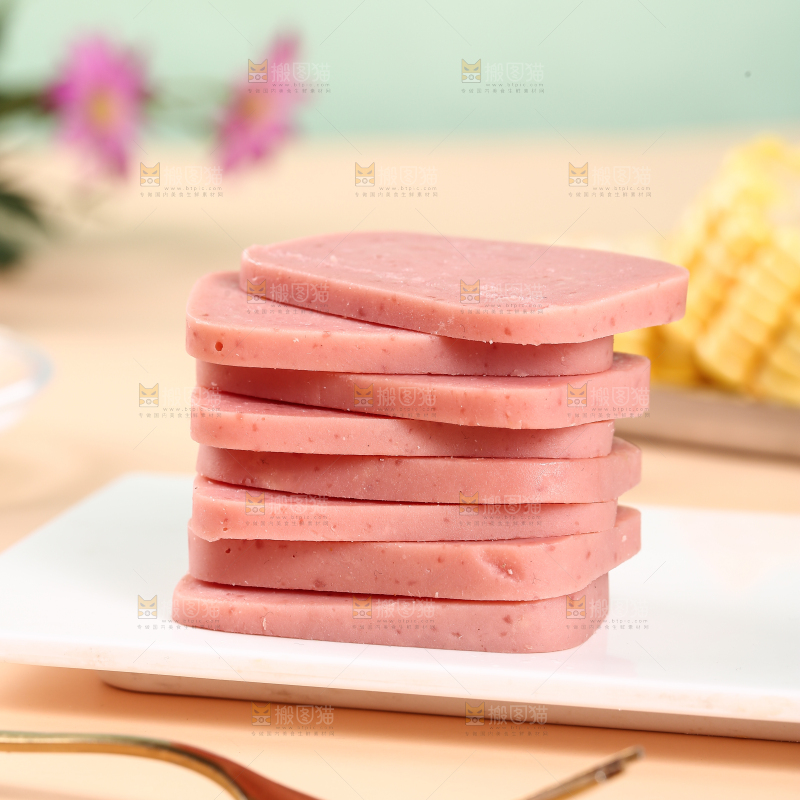盘子里切片的午餐肉肠