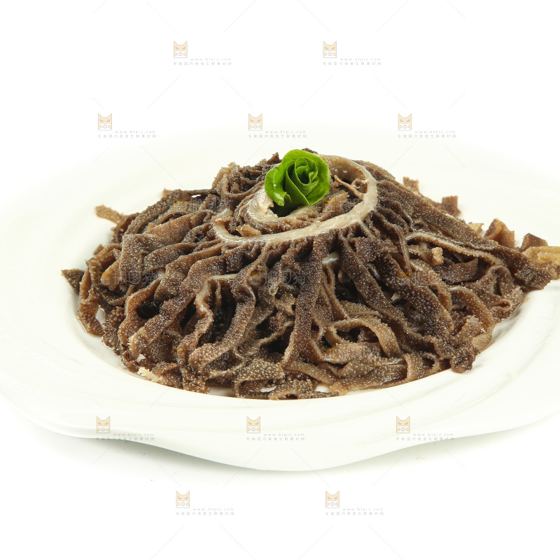 白底上放着一盘牛百叶