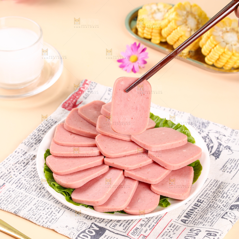 筷子上夹着切片的火腿肠
