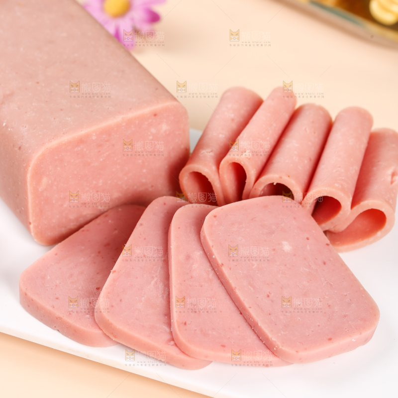 盘子里的午餐肉