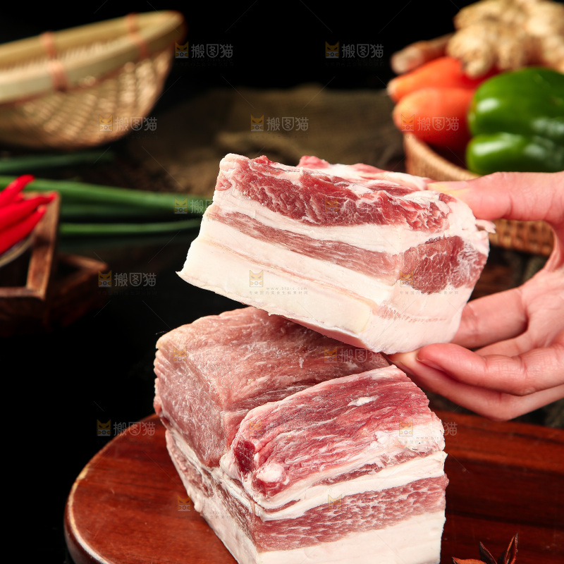 手里拿着五花肉
