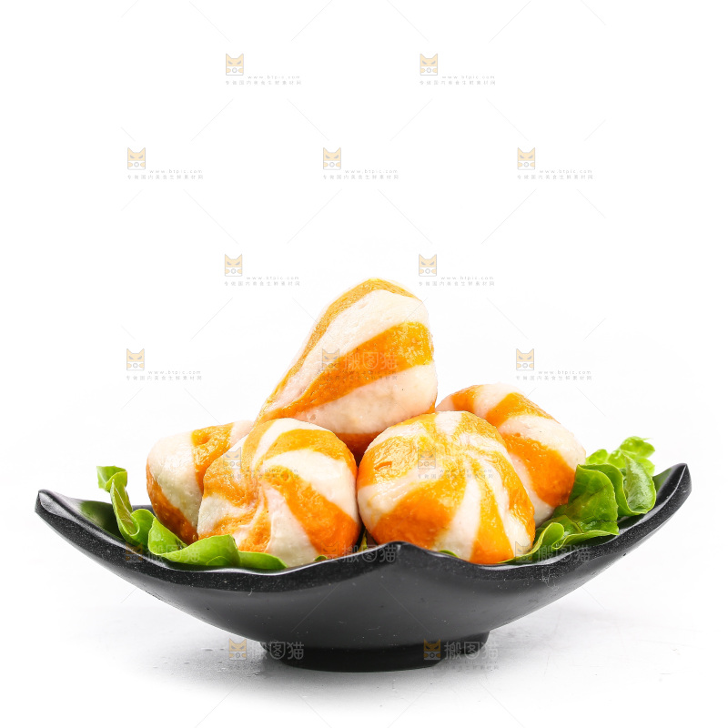 白底上放着一碟心鱼丸