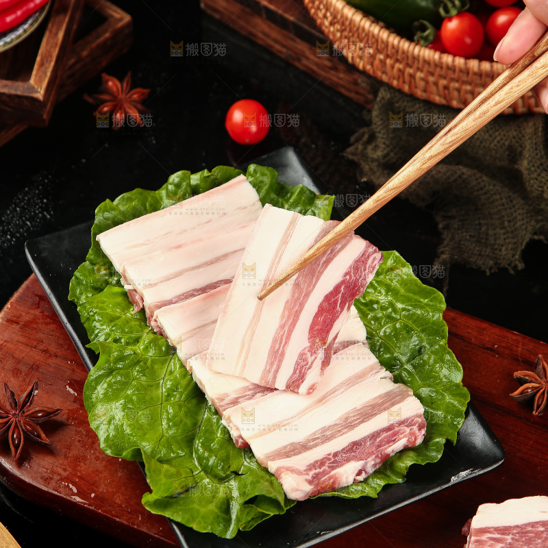筷子上夹着五花肉片
