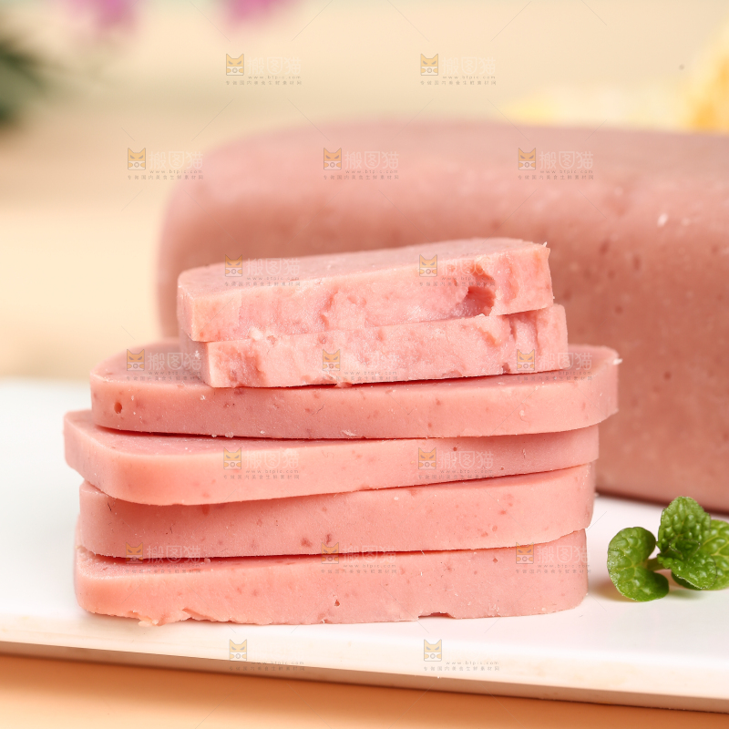 盘子里的午餐肉切片