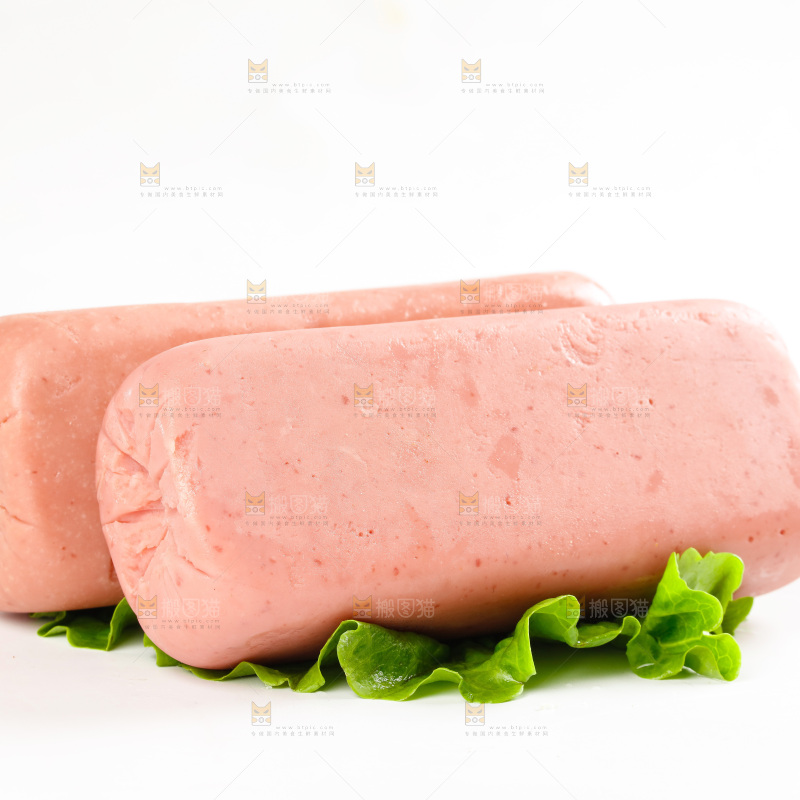 白底上放着午餐肉