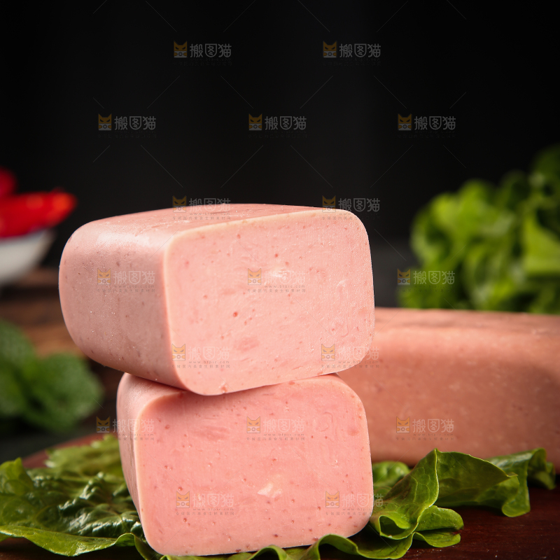 木板上放着火腿肠
