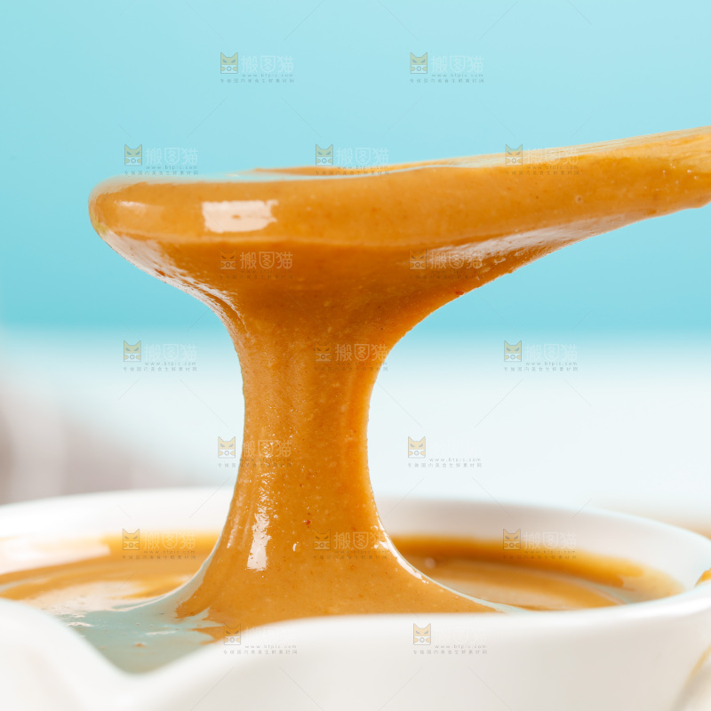 勺子上舀着花生酱