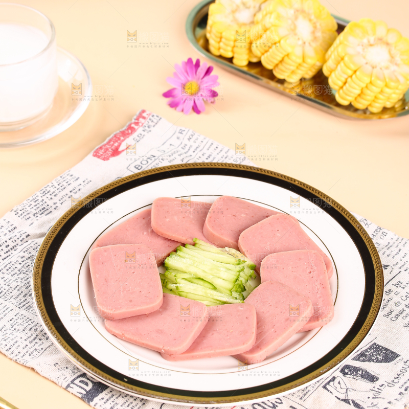 浅底上放着一盘午餐肉切块