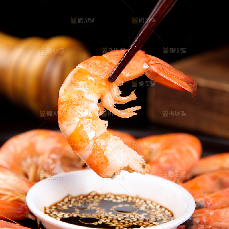 筷子上夹着白灼对虾