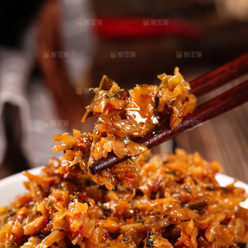 筷子上夹着湘西外婆菜