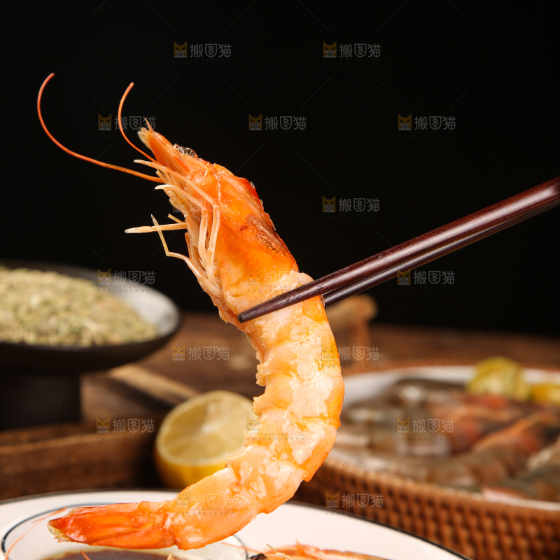 筷子上夹着大虾