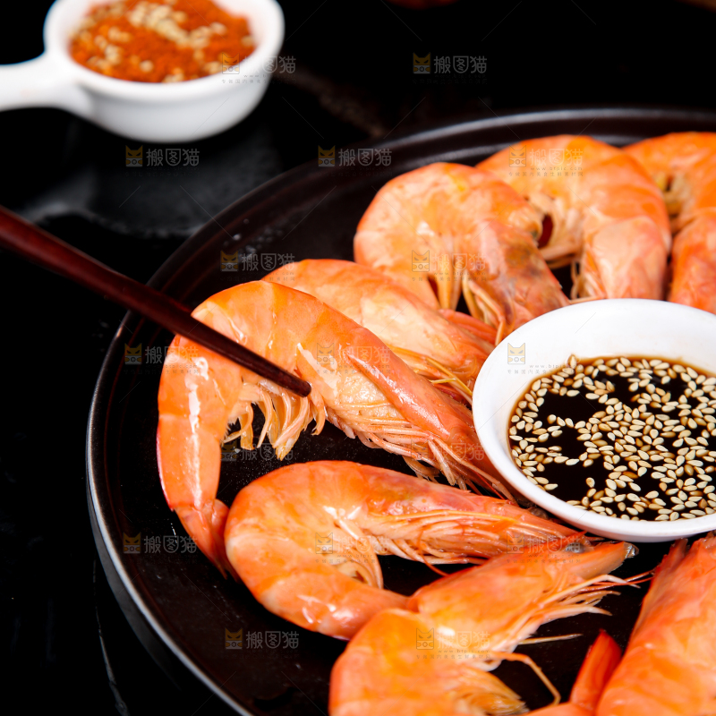 筷子上夹着白灼对虾