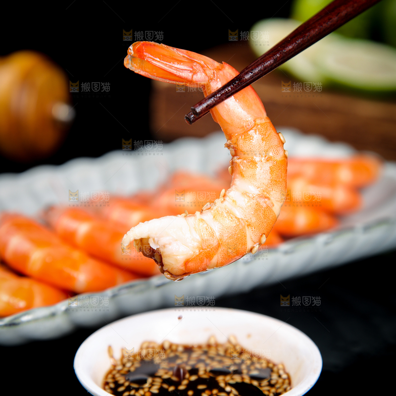 筷子上夹着白灼对虾