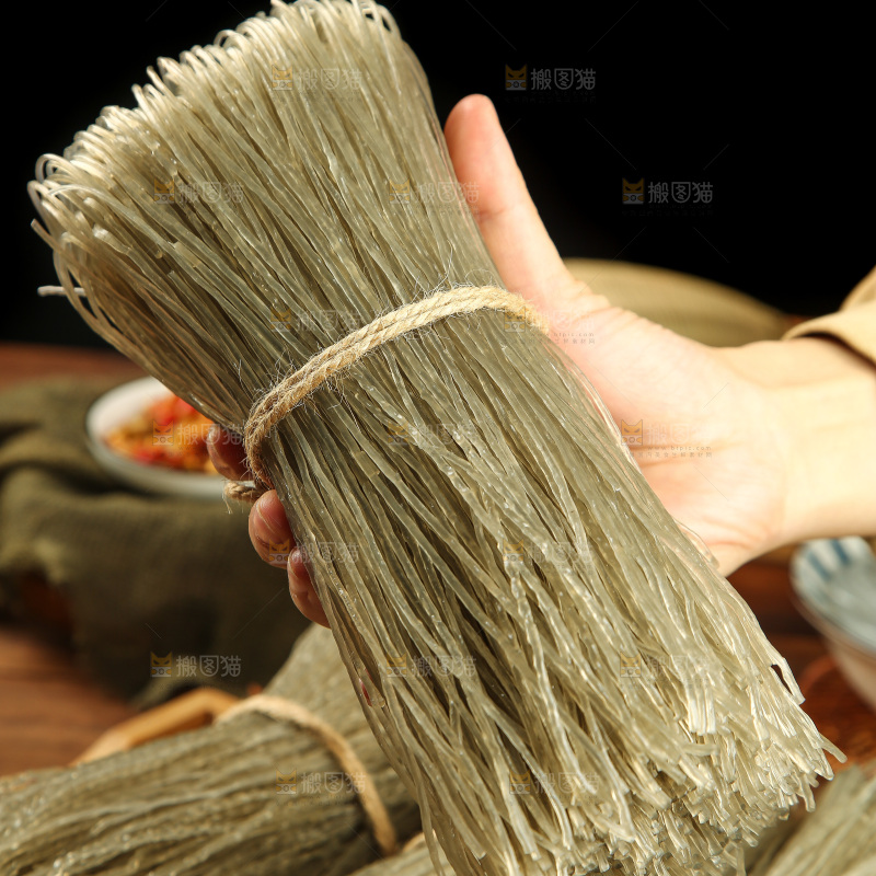 手里拿着红薯粉条