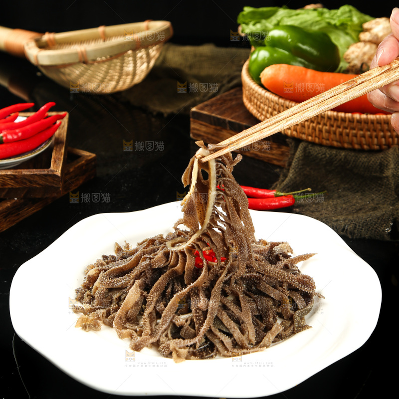 筷子上夹着牛百叶