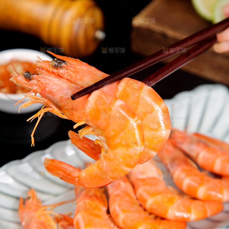 筷子上夹着白灼对虾