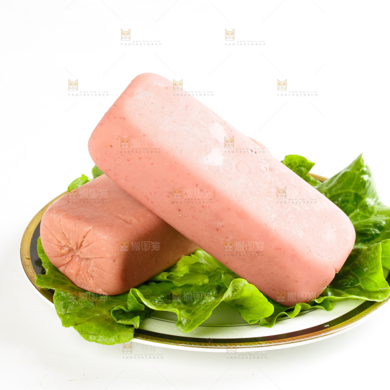 白底上放着一盘午餐肉