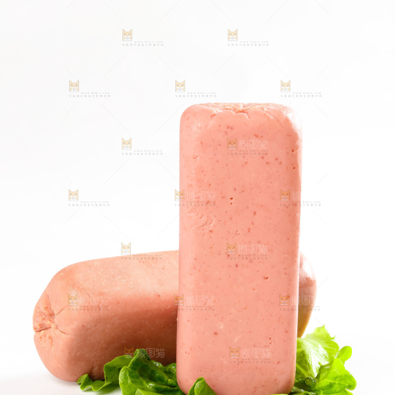白底上放着午餐肉