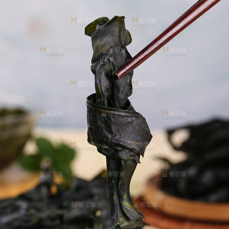 筷子上夹着海带结