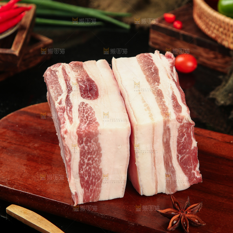 木板上放着五花咸肉